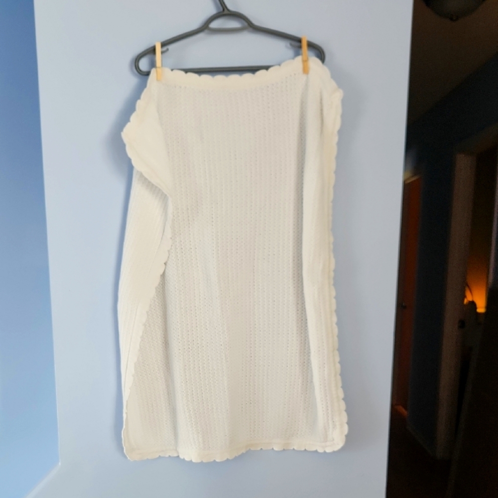 Scalloped edge knit baby blanket